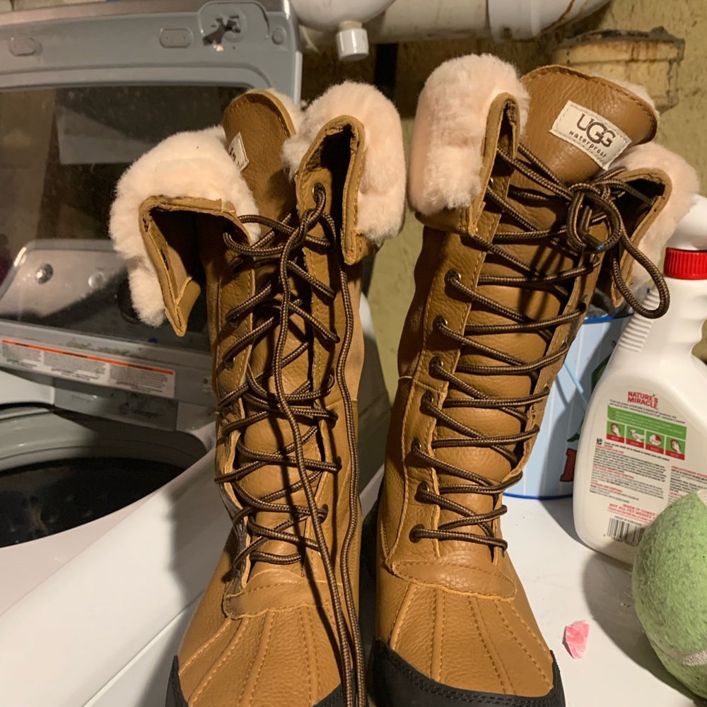 New Ugg tall Adirondack boots size 8